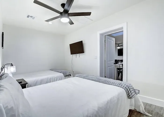 Scottsdale Estate 16br 6ba Sleeps 32 Private Pool And Hot Tub Pet-friendly Pool Table Vakantiehuis *